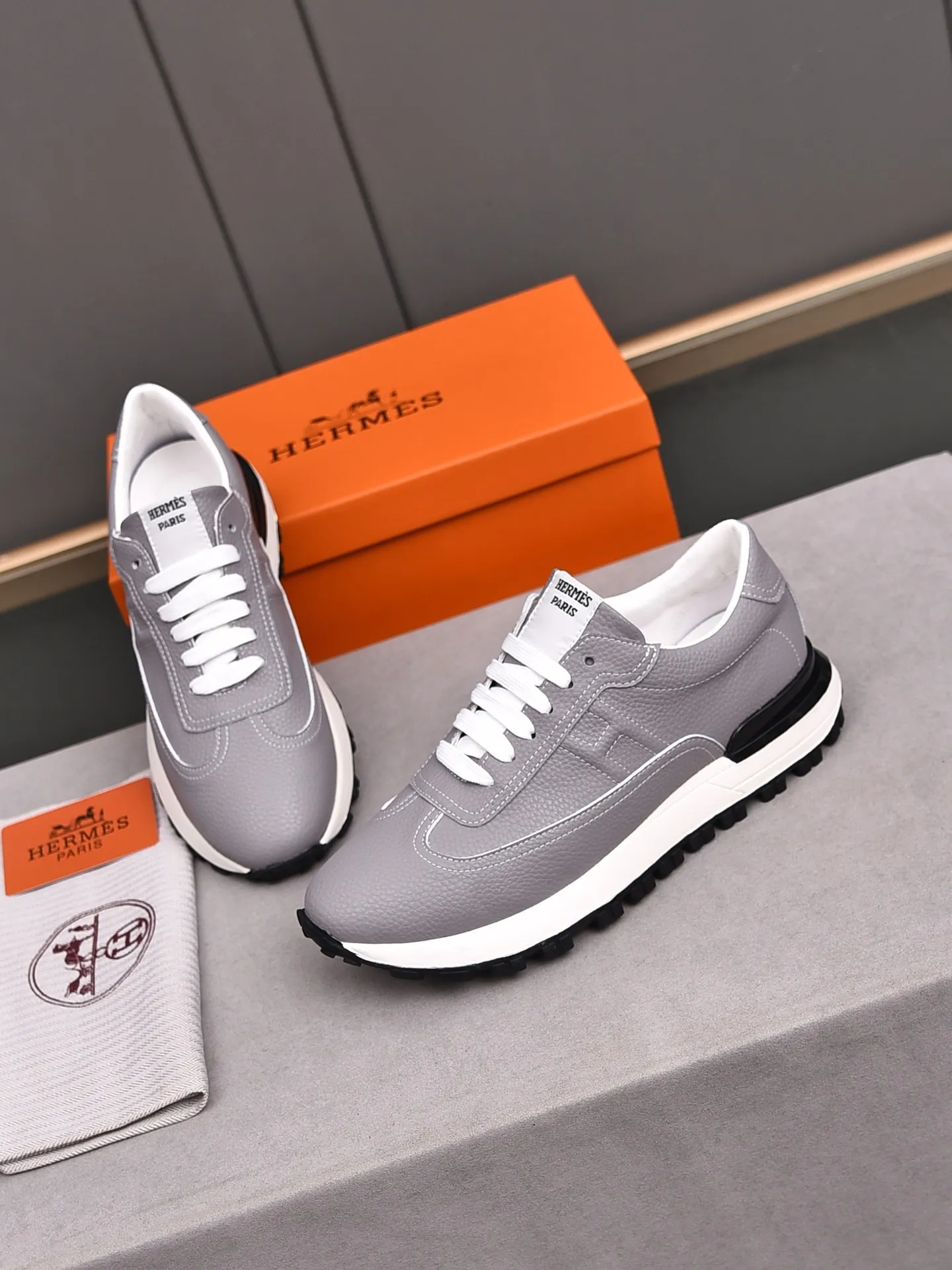 📛📛📛PPP440 (Hermes)🆕Men's color-blocked sneakers with textured calfskin details. Spliced ​​with original cowhide, this shoe draws inspiration from the equestrian world, integrating technical details and practical functions. Breathable sheep lining, original combination outsole, high-end quality, and every detail is perfectly combined! Size: 38-44 (45 can be customized)